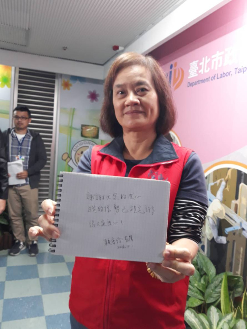 勞動局副局長陳惠琪出示賴香伶手寫紙條。   圖：台北市勞動局 / 提供