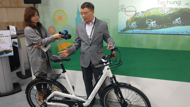 中興大學化學系教授林寬鋸（右）團隊開發的智慧單車E－bike，透過智慧調度，能有效解決像OBIKE亂停的問題。   圖 : 中央社