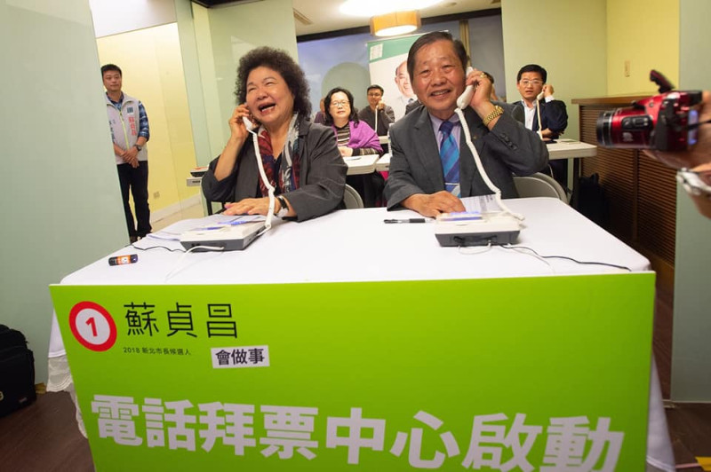 陳菊俐落的撥打市民的電話，一聲「你好，我是陳菊」，展現親和力。   圖：蘇貞昌競選辦公室/提供