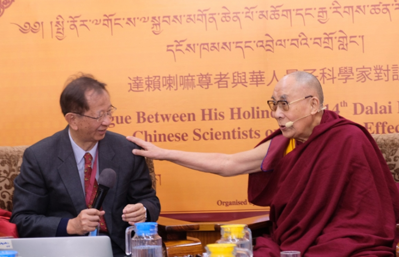 達賴喇嘛（右）與前中研院長李遠哲1日在「達賴喇嘛與華人量子科學家對談」的致詞中有許多交集，兩人也有許多詼諧有趣的互動。   圖：中央社