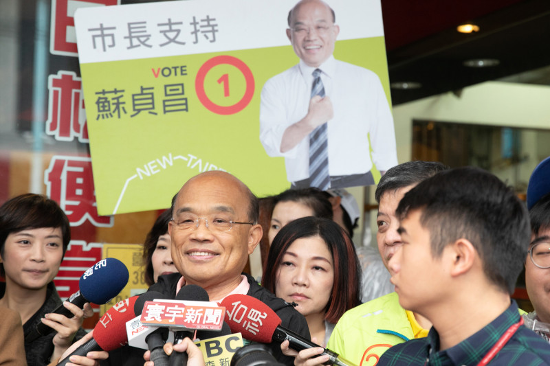 民進黨新北市長候選人蘇貞昌今（2）日上午在新莊四維市場掃街前接受媒體聯訪。   圖：蘇貞昌競選辦公室/提供