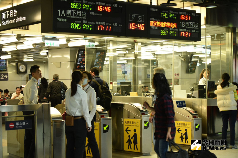 為紓緩周末南下苗栗、彰化、雲林、嘉義、台南等地人潮，台灣高鐵今（ 2 ）日宣布，晚間將自南港站加開 1 班次南下 8827 車次各站停靠的全車自由座列車。   
