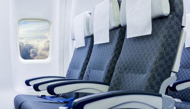 飛機上的座椅靠枕是全機最髒的地方。   圖：翻攝飛機瘋臉書