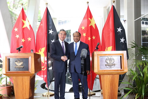 中國外長王毅在與巴國外長帕托會談時，雙方都同意積極推進在「一帶一路」框架內的互利合作。   圖：翻攝自中國外交部網站