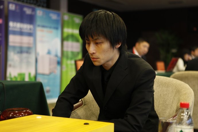 旅日職業圍棋棋士張栩九段今天在名人賽決勝第7戰激戰到271手，以4目半擊敗仍握有本因坊等頭銜的井山裕太九段，王子復仇拿下暌違9年的名人頭銜。   圖 : 翻攝自blog.sina.com.cn