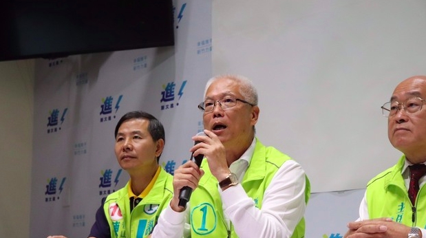 無黨籍新竹市長候選人謝文進（中）。   圖：新頭殼資料照片