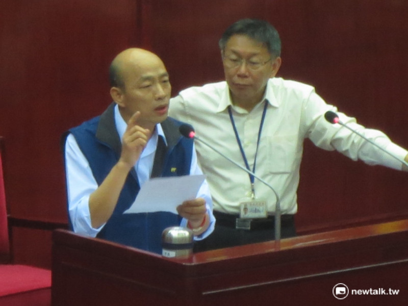 國民黨高雄市長候選人韓國瑜（左）曾為北農總經理，與台北市長柯文哲（右）兩人一同在議會備詢。   圖：新頭殼資料照