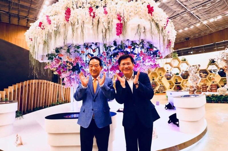 親民黨主席宋楚瑜今（2）日在台中市長林佳龍陪同下參觀花博豐原園區。   圖：翻攝卓冠廷臉書