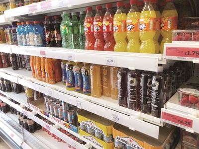 英國人糖分攝取量超標，其中又以青少年超標最多，他們攝取的糖分四分之一來自含糖的軟性飲料。英國4月6日起針對含糖飲料徵收「糖稅」，希望藉此打擊肥胖問題   圖：中央社