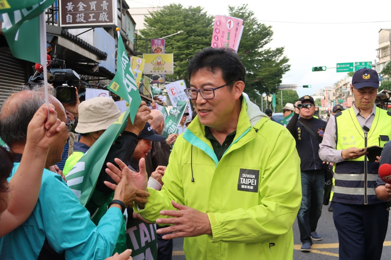 民進黨台北市長候選人姚文智3日下午舉辦skyline手牽手活動，並與支持者擊掌。   圖：林朝億/攝