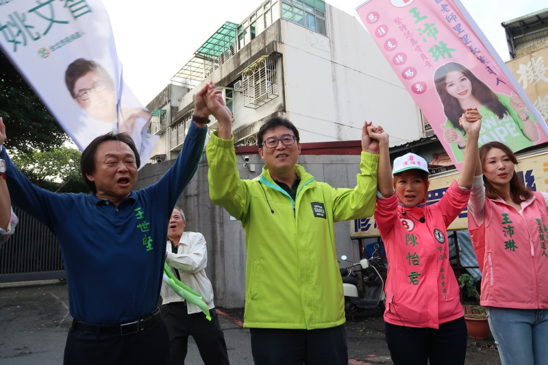 民進黨台北市長候選人姚文智3日下午舉辦skyline手牽手活動。   圖：林朝億/攝