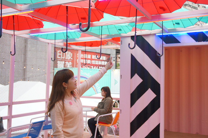 G10！Go貨櫃市集內少女風配色的夢幻雨傘。   圖：陳沛婍／攝影