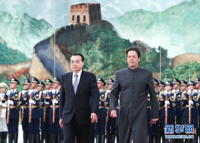 在巴基斯坦尋求中國的協助與投資，以避開金融危機下，巴基斯坦總理伊姆蘭汗（Imran Khan）和中國國務院總理李克強今天會面，中國也同意會「穩步推進」中巴經濟走廊計畫。   圖：新華網