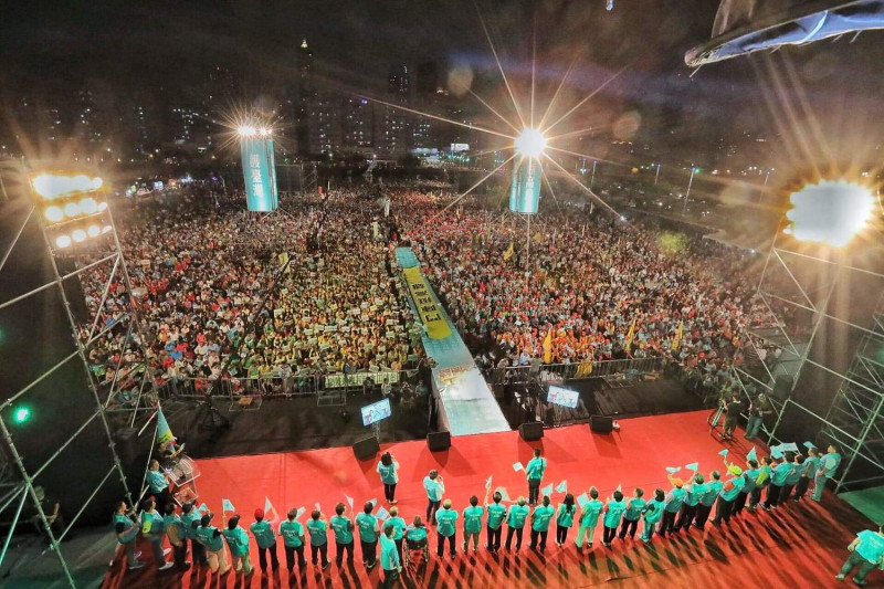 民進黨高雄市長候選人陳其邁3日晚舉辦勞動者之夜晚會。在現場500多個工會代表、超過2萬名民眾的見證下，陳其邁宣布辭掉立委。   圖：陳其邁競選辦公室/提供