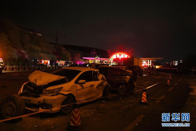蘭海高速公路重大交通事故，損毀車輛多達31輛。   圖/翻攝自新華網