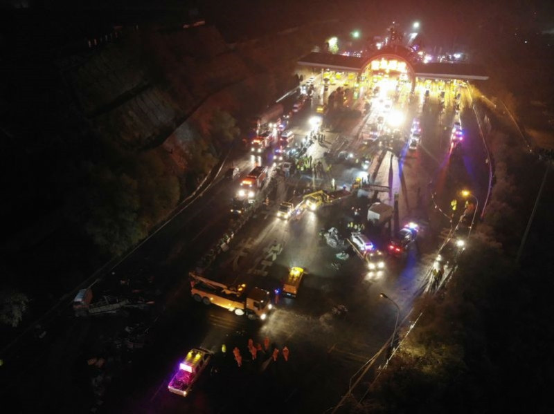 蘭海高速公路重大交通事故，損毀車輛多達31輛。   圖/中新社提供