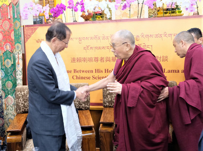 西藏精神領袖達賴喇嘛（左2）3日在「達賴喇嘛與華人量子科學家對談」閉幕後，贈哈達給前中研院院長李遠哲，兩人握手。   圖/中央社