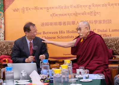 西藏精神領袖達賴喇嘛（右）與前中研院院長李遠哲3日在「達賴喇嘛與華人量子科學家對談」閉幕致詞，達賴喇嘛認為這場對話最可能在台續辦。   圖/中央社