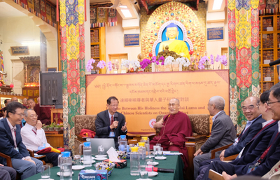 西藏精神領袖達賴喇嘛與前中研院院長李遠哲3日在「達賴喇嘛與華人量子科學家對談」閉幕致詞，達賴喇嘛認為這場對話最可能在台續辦。   圖/中央社