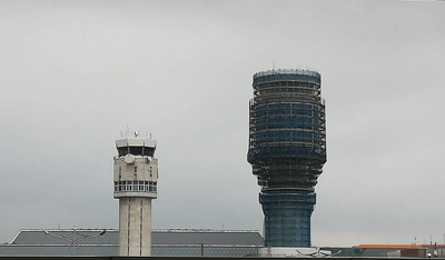 桃園國際機場興建中的新塔台，結構體已完成，比一旁
的舊塔台高大不少，且可看出女王頭造型設計，根據民
航局飛航服務總台計畫，新塔台完工後盼明年底前啟用。   圖：中央社