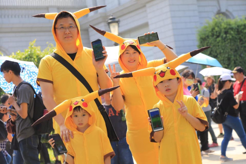一家人穿著皮卡丘裝前來朝聖。   圖：翻攝自台南旅遊臉書