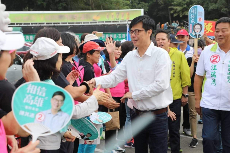 現場有四千餘位義消弟兄，一看到陳其邁抵達現場，便受到「老朋友們」熱情簇擁。   圖：陳其邁競選辦公室/提供