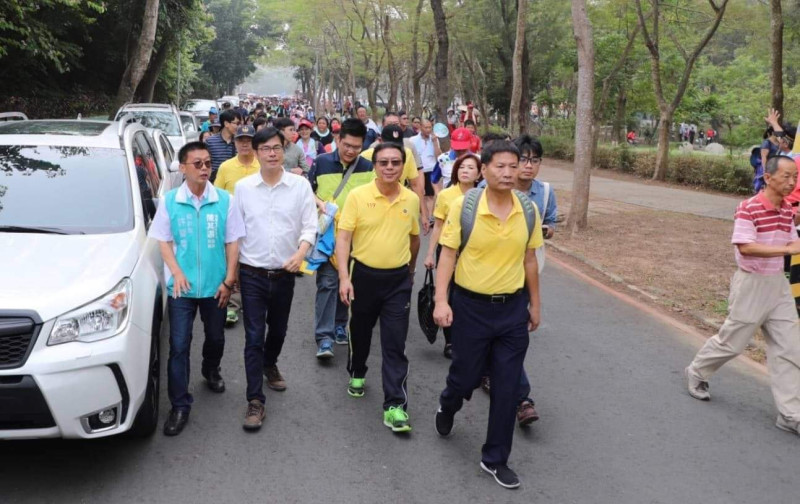 民進黨高雄市長候選人陳其邁今（4）日受邀至高雄市義消總隊舉辦之「澄清湖義消健走活動」。   圖：陳其邁競選辦公室/提供