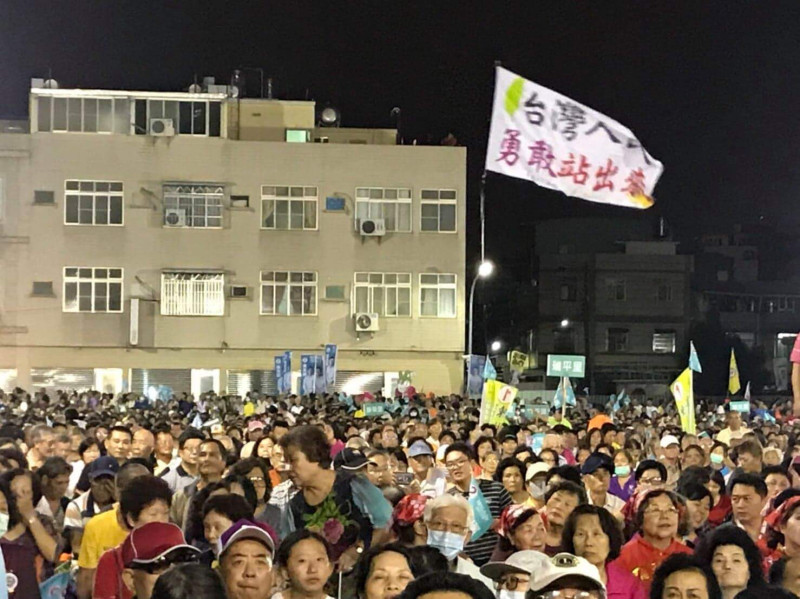 民進黨高雄市長候選人陳其邁今（4日）晚成立前鎮後援會，逾萬名支持者擠爆會場。   圖：陳其邁競選辦公室/提供