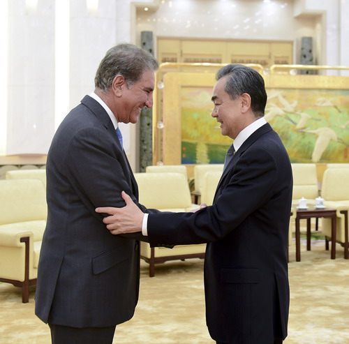 2018年11月2日，中國國務委員兼外長王毅在北京會見陪同伊姆蘭·汗總理訪華的巴基斯坦外長庫雷希。   圖：翻攝自中國外交部網站