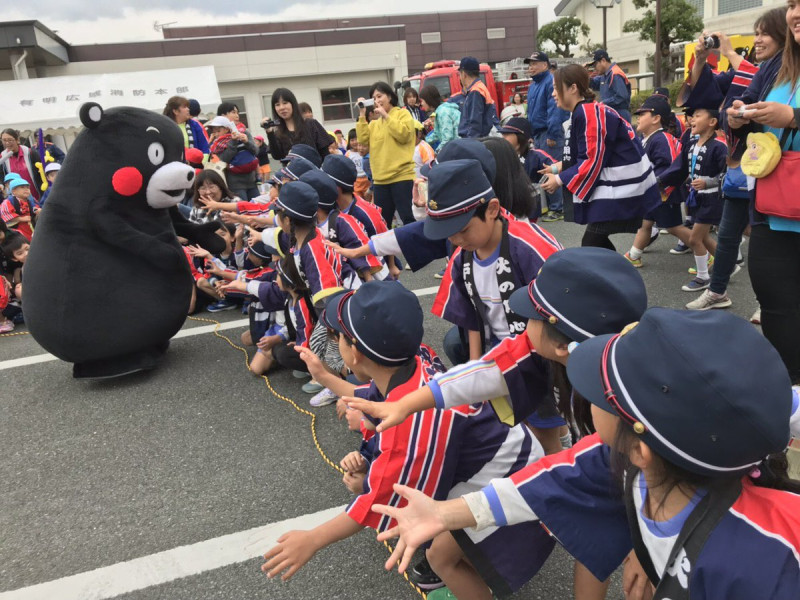 熊本縣吉祥物「くまモン」（左）人氣紅不讓，大受小朋友歡迎。   圖：翻攝くまモン官方推特