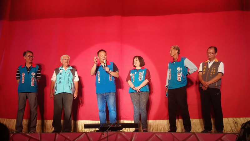 國民黨台南巿長候選人高思博表示，他昨晚跟著春美歌劇團到新化的大目降廣場，「鄭成功傳奇」開演出現爆棚，超過1300人，把廣場擠得水泄不通。   圖：黃博郎/攝