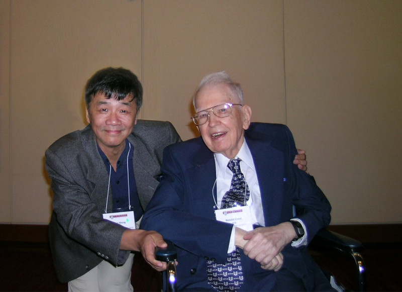 中國學者盛洪（左）po出與哈佛大學教授科斯，10年前一起參加中國「30年改革開放」研討會合照，感嘆恍如隔世。   圖：翻攝盛洪推特