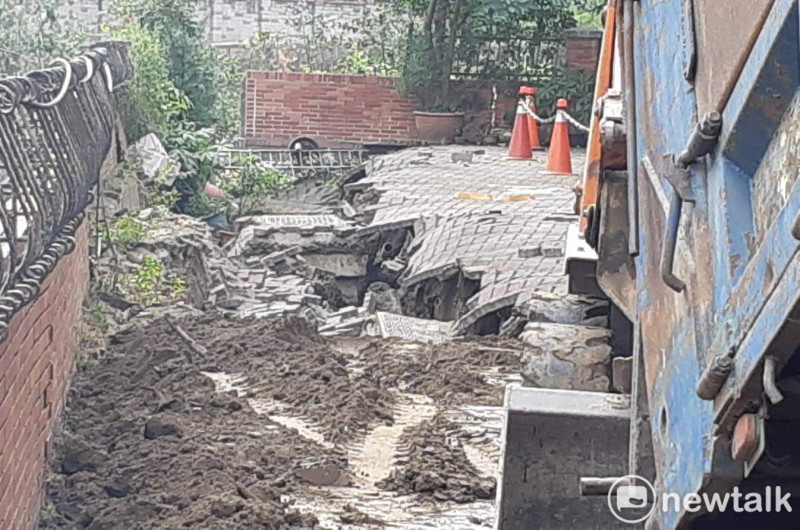 嘉義市新生路北排旁的道路地基掏空下陷，市府工程單位派員搶修。   圖：蔡坤龍/攝