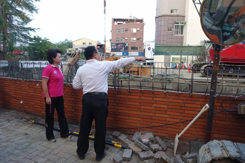 嘉義市新生路北排旁道路發生坍塌意外，市長候選人蕭淑麗前往關切。   圖：蕭淑麗競選團隊/提供