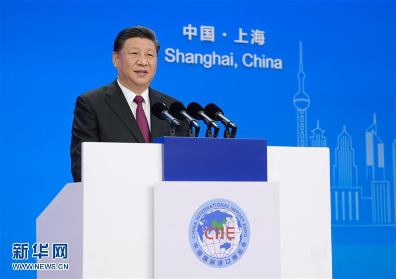 首屆中國國際進口博覽會昨（5）日正式在上海登場，中國國家主席習近平發表開幕式主旨演講時強調，要與世界共享美好未來。中國媒體連日來也出動大陣仗密集報導，聲勢浩大。   圖：翻攝自新華網