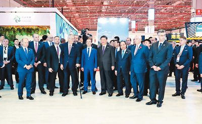 11月5日，中國國家主席習近平在上海同出席首屆中國國際進口博覽會的外國領導人共同巡館。   圖：翻攝自新華網