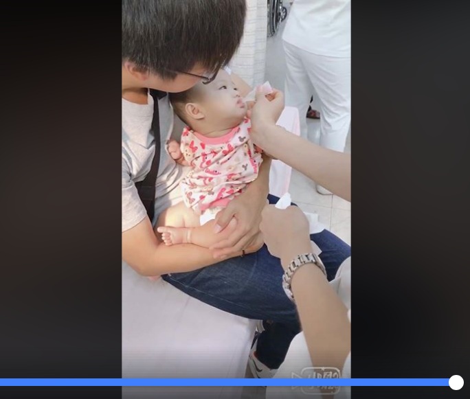 有家長帶著6個月大的女嬰到醫院打預防針，因感到疼痛嚎啕大哭，竟邊哭邊飆出與國罵「幹X娘」極相似的聲音。   圖：翻攝網路
