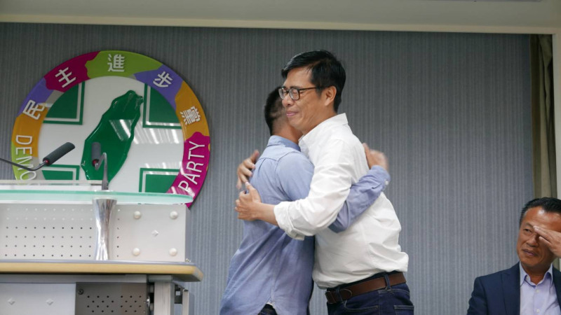 野百合學運戰友羅文嘉與陳其邁擁抱。   圖:民進黨提供