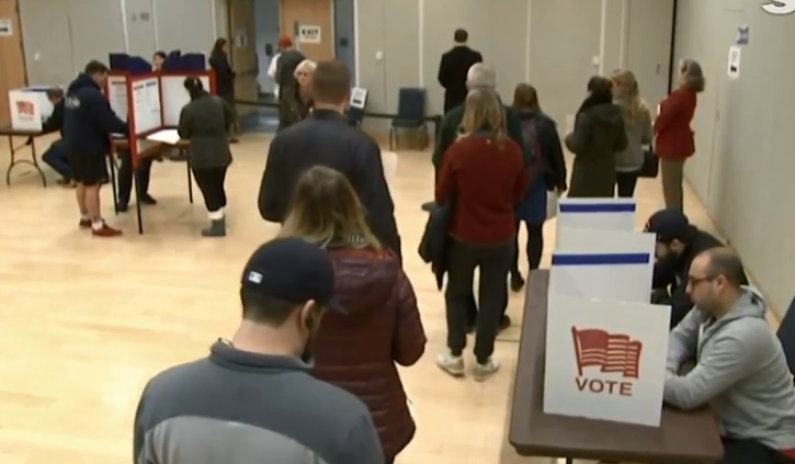美國期中選舉今（6）日登場，東岸地區投票所率先於當地時間清晨6時開放投票。   圖：翻攝Youtube