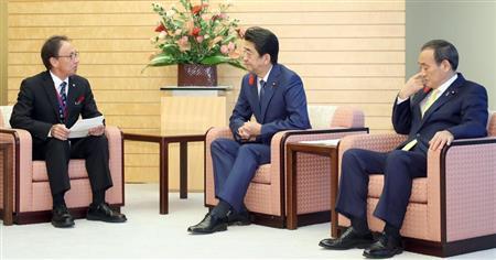 新任日本沖繩縣知事玉城鄧尼（左起），日前與日本首相安倍晉三、官房長菅義偉針對沖繩各項議題進行溝通。   圖：翻攝ニュース速報(一般紙系) ‏推特