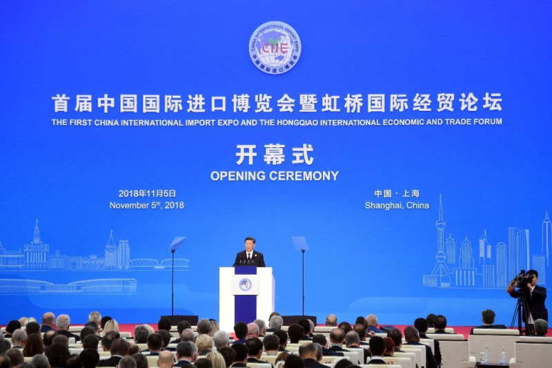 首屆中國國際進口博覽會於本月5日正式在上海登場，中國國家主席習近平發表開幕式主旨演講時強調，要與世界共享美好未來。中國媒體連日來也出動大陣仗密集報導，聲勢浩大。   圖：翻攝自微博