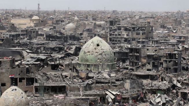 遭到激進組織「伊斯蘭國」占領過的伊拉克地區，幾乎都已經變成廢墟，現在更傳出發現200多個亂葬崗。   圖：翻攝yaqein.net