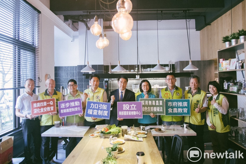 民進黨台南市長候選人黃偉哲及競總發言人邱莉莉等人舉行記者會，推出四階段食安政策。   圖：黃博郎/攝