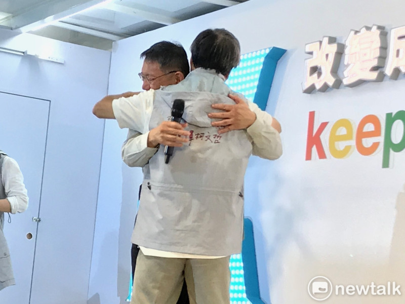 台北市長柯文哲跟競選總幹事小野抱抱。   圖 : 周煊惠 / 攝