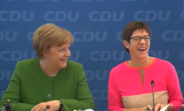 德國總理梅克爾（左）所屬意的黨魁接班人、基民黨祕書長克朗普凱倫鮑爾有「小梅克爾」之稱。   圖：翻攝Youtube
