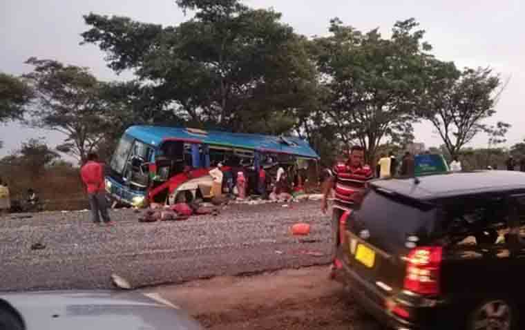辛巴威發生公車相撞意外，造成至少47人死亡，其中1輛公車的左側全被切開。   圖：翻攝ZIMLIVE推特