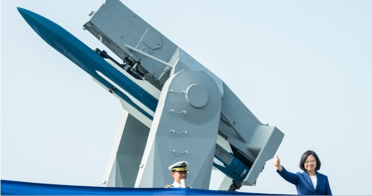 總統蔡英文今（8）日出席在海軍左營基地舉行的銘傳軍艦(舷號1112)、逢甲軍艦(舷號1115)的成軍典禮。   圖：翻攝國防部網站