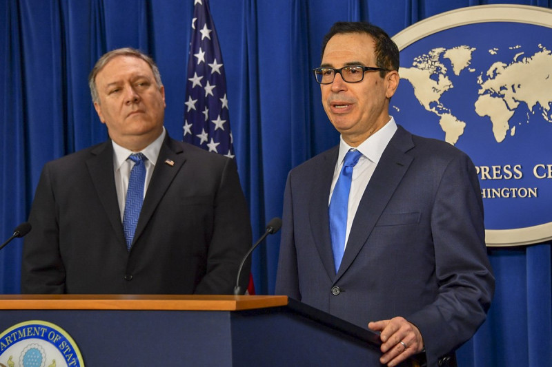 美國國務卿蓬佩奧（左）5日與美財政部長梅努欽召開記者會，稱那些國家時，包括台灣在內。   圖：翻攝蓬佩奧推特