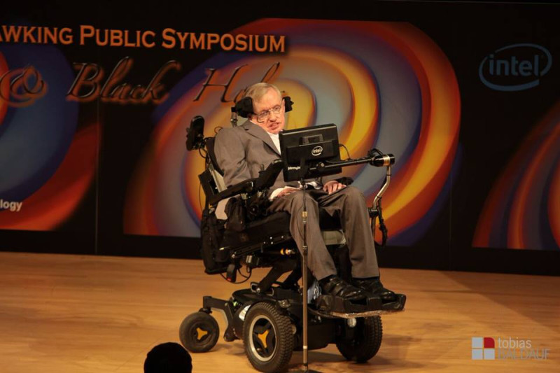 英國物理學家霍金因患有漸凍症，與死神搏鬥幾十年，他利用高科技輪椅移動的影像，深植人心。   圖：翻攝霍金生前臉書