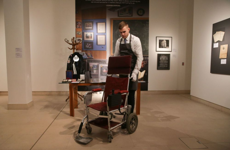 佳士得線上拍賣，霍金在80年代和90年代使用過的輪椅拍得近30萬英鎊高價。   圖：翻攝azimuthworld.com推特